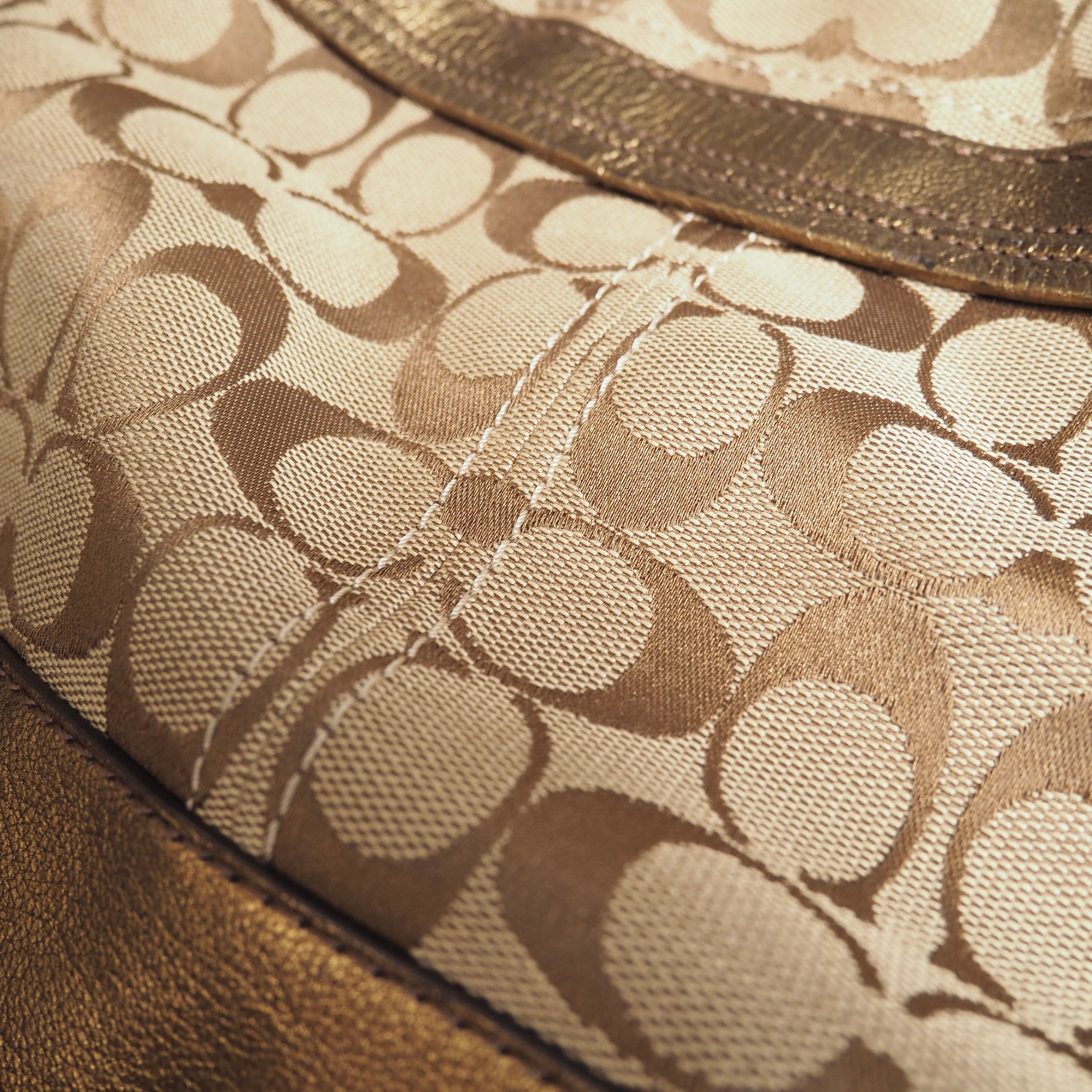” Coach ” Gold paint coating × signature textile Hand Bag