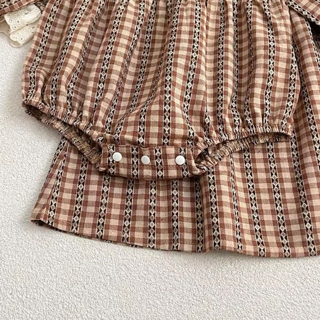 【取寄】珍しい総刺繍柄が高見えするレースフリル付きロンパース