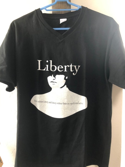 "Liberty" Vネックシャツ