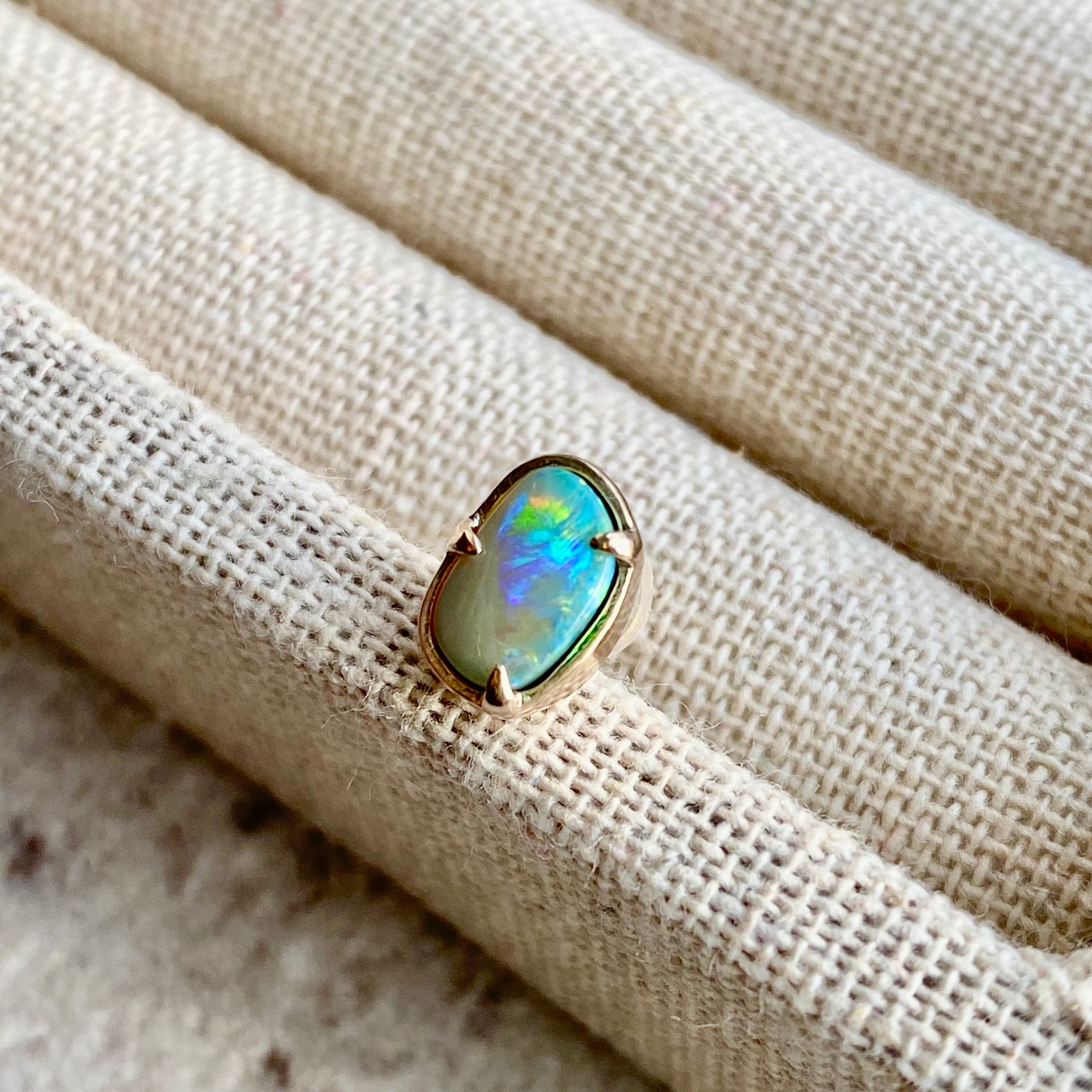 ダブレットオパールの稲妻ピアス 片耳ピアス／K10 ダブレットオパール