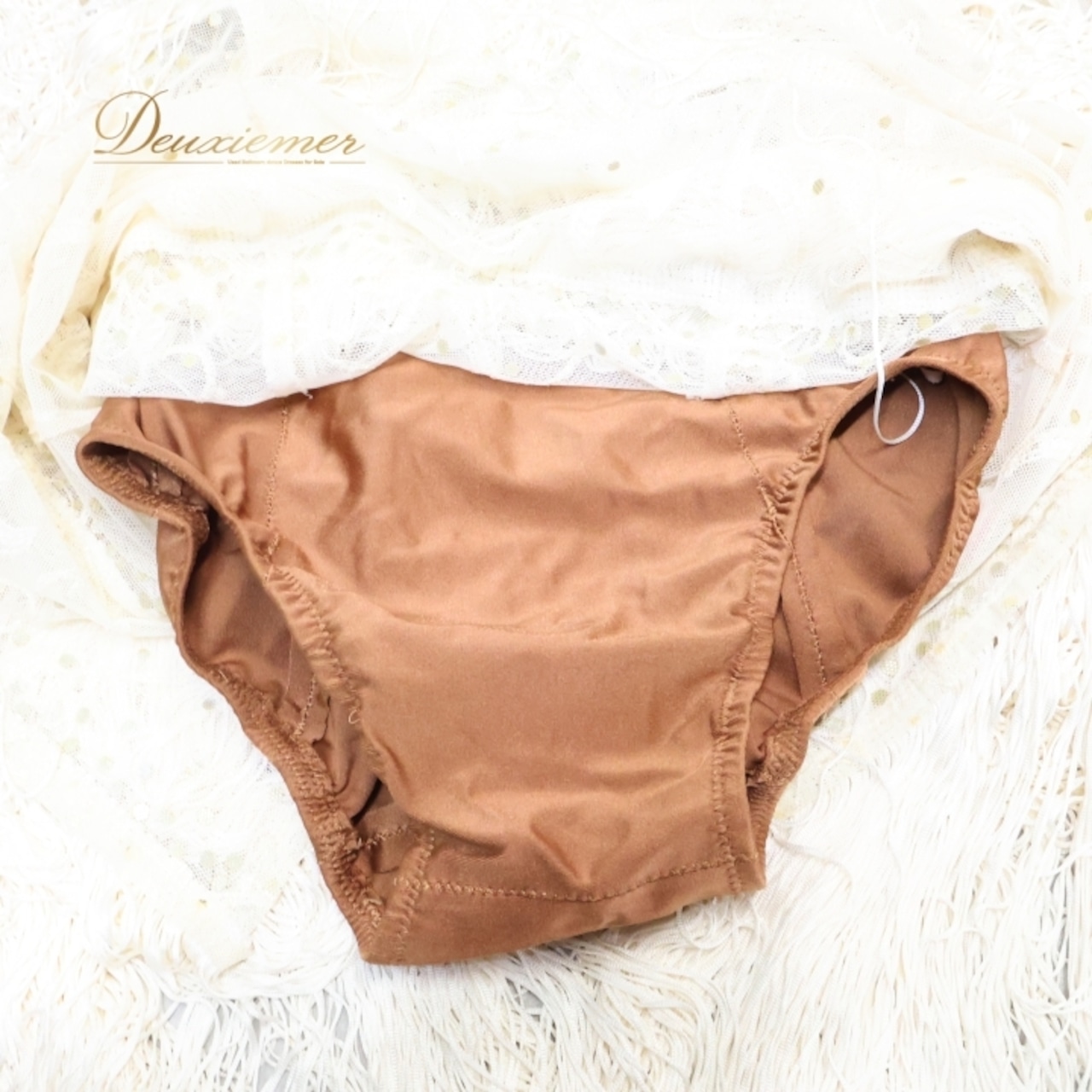 社交ダンス 衣装 ラテン ドレス ワンピース 白 フリンジ デモ 競技 ダンス パーティ 発表会 レース アイボリー オフホワイト ホワイト系 飾り きらめき エレガント フェミニン 上品 パフォーマンス 競技用舞台用