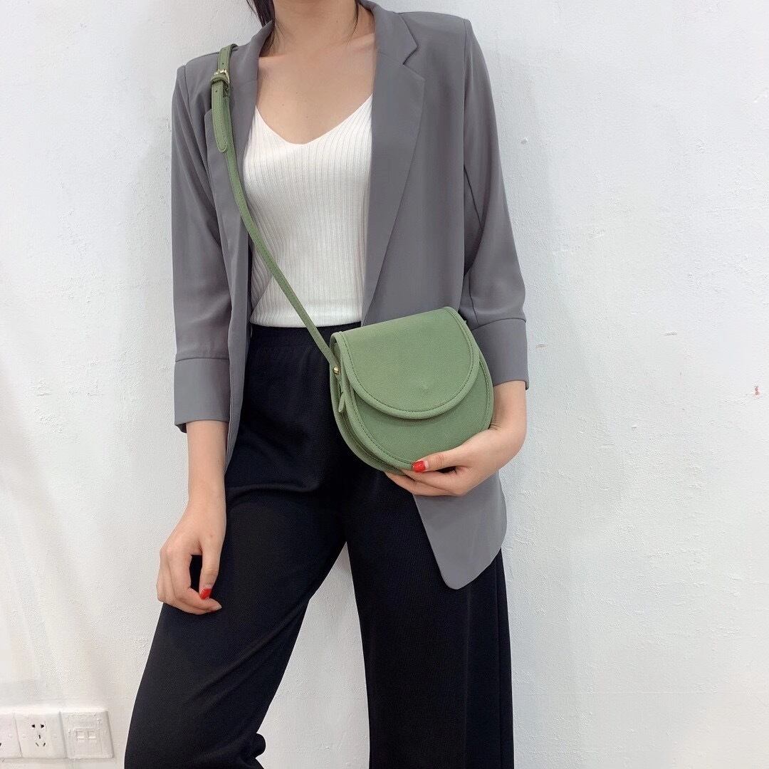 セミサークルショルダーバッグ