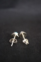ナバホ族 ターコイズラウンドピアス