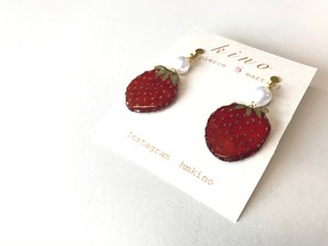 【ピアスに変更可能】kino/イチゴのイヤリング