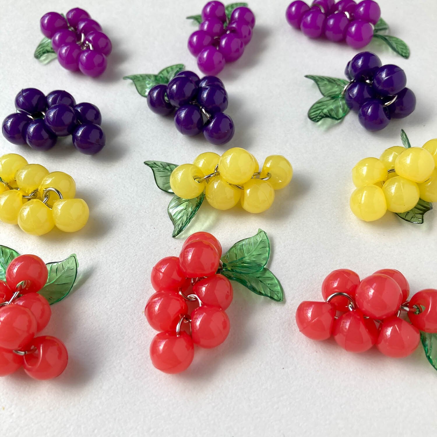 再入荷〉カラフルブドウビーズチャーム | Dua-アクセサリーパーツショップ