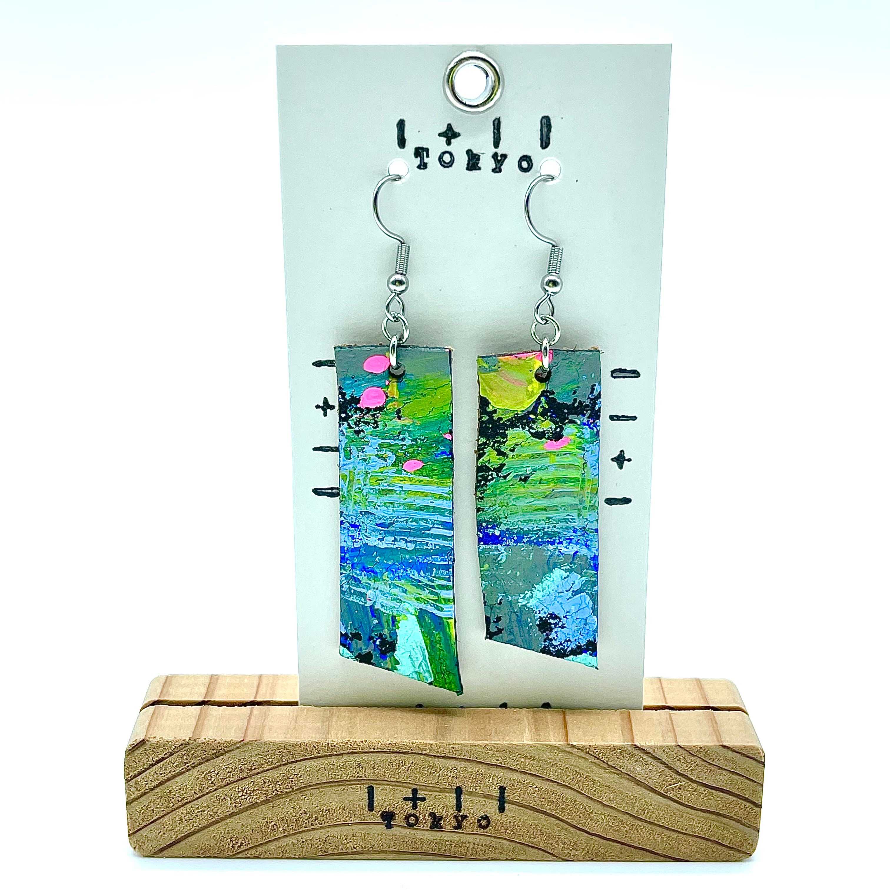 革ピアス　水色の川に舞うピンクの花びら　本革