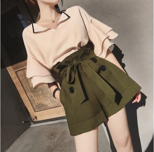 トップス ボトムス パンツ セットアップ デート シャツ プルオーバー トップス ショートパンツ ショート ショート丈 膝上 袖あり 5分袖 五分袖 ボリューム袖 フレアスリーブ Vネック 襟付き ポロカラー ワイド フリル リボン ウエストリボン プルオーバー カジュアル おしゃれ お洒落 大人女子 こなれ感 ラブリー キュート ガーリー 無地 夏 10代 20代 レディース 女性用 デート お出かけ 女子会 モテ 体系カバー 美脚 脚長 S M L XL 色展開 ホワイト グリーン ブラウン ピンク