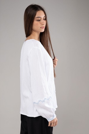 ウクライナ刺繍ヴィシヴァンカ　シルク糸　バルーン袖　手刺繍　麻　レディース・フリーサイズ