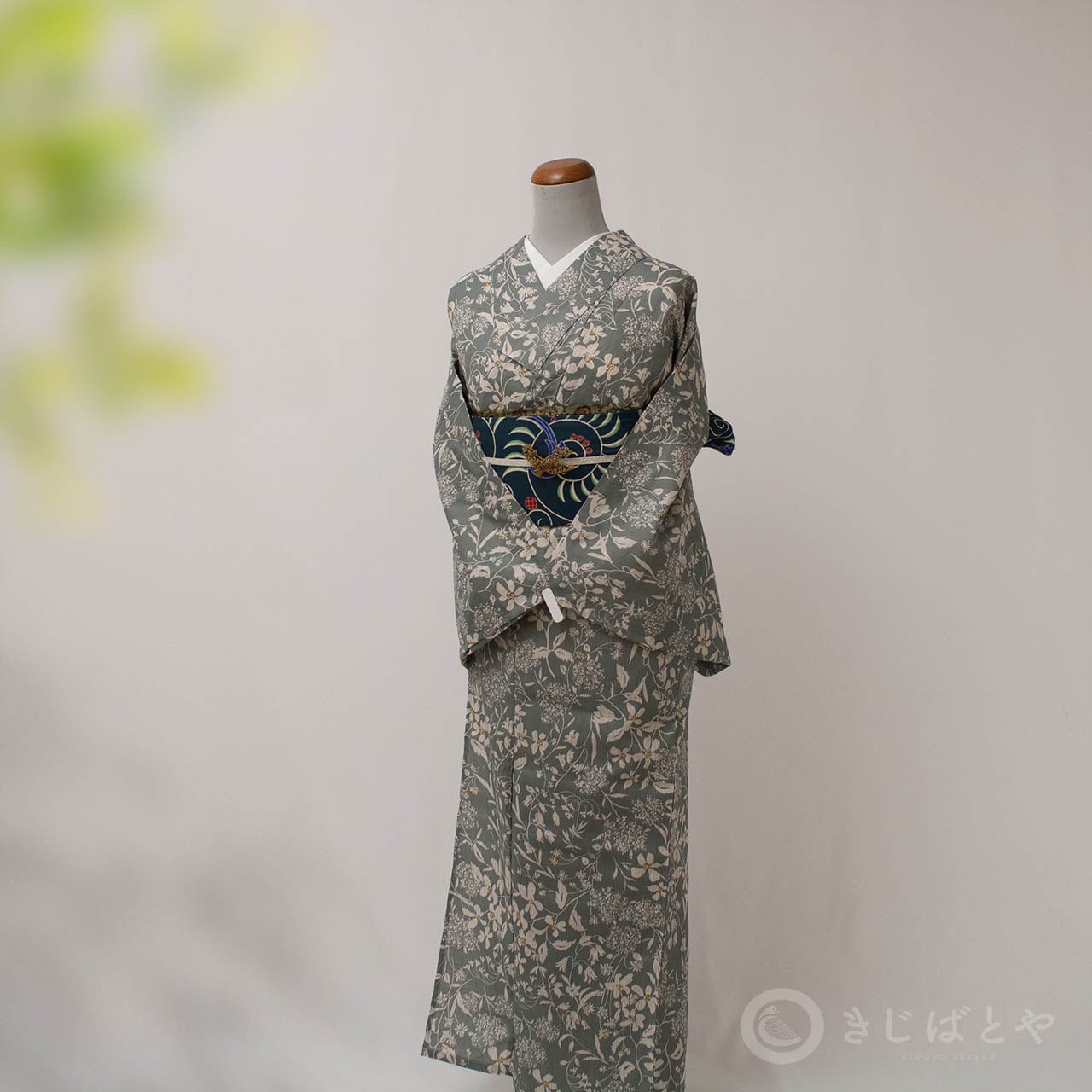 綿麻浴衣 錆青磁に季節の花々 | きじばとや