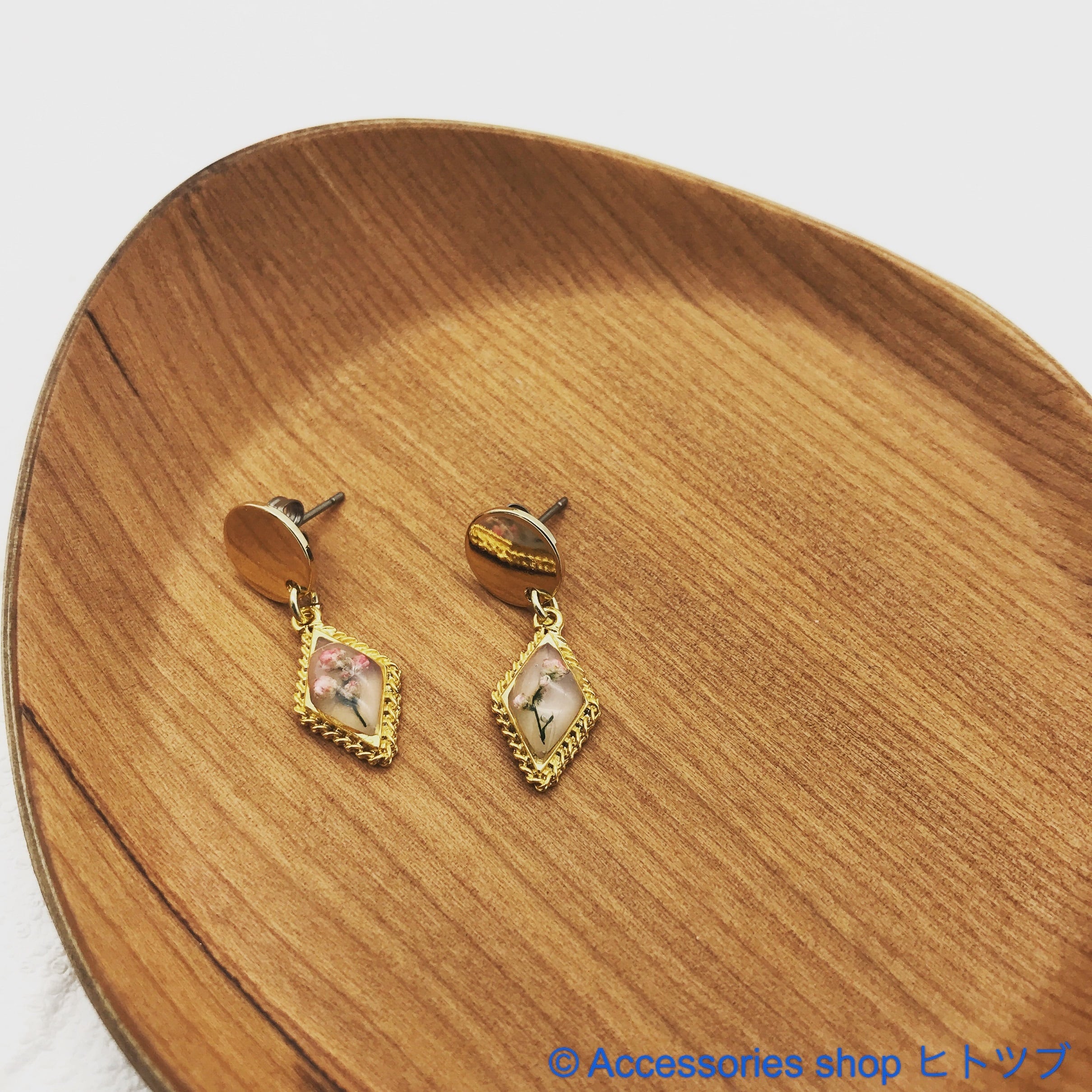 0105:【額縁の花】 ドライフラワー 花 ピンク ツボミ 桃色 ピアス ポストピアス スタッドピアス ゴールド 金 シンプル 職場 オフィス