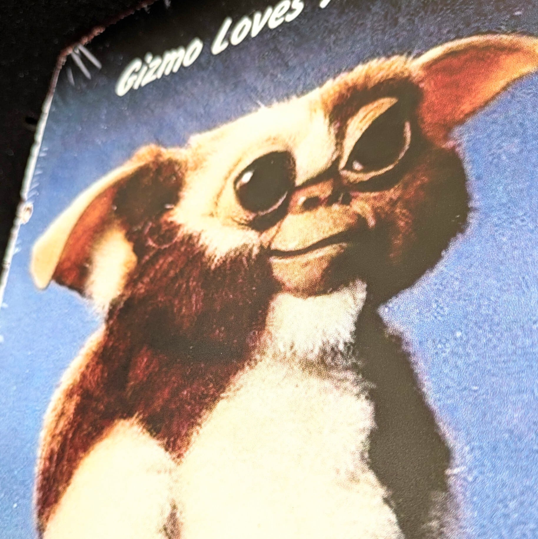 送料無料！ちょうどいいブリキ看板【 Gremlins （ グレムリン ）】ギズモ 『 Gizmo Loves You! 』 METAL SIGN / メタルサイン / ブリキ看板 / サインボード / ビンテージ加工 〚アメリカン雑貨 アメトイ〛