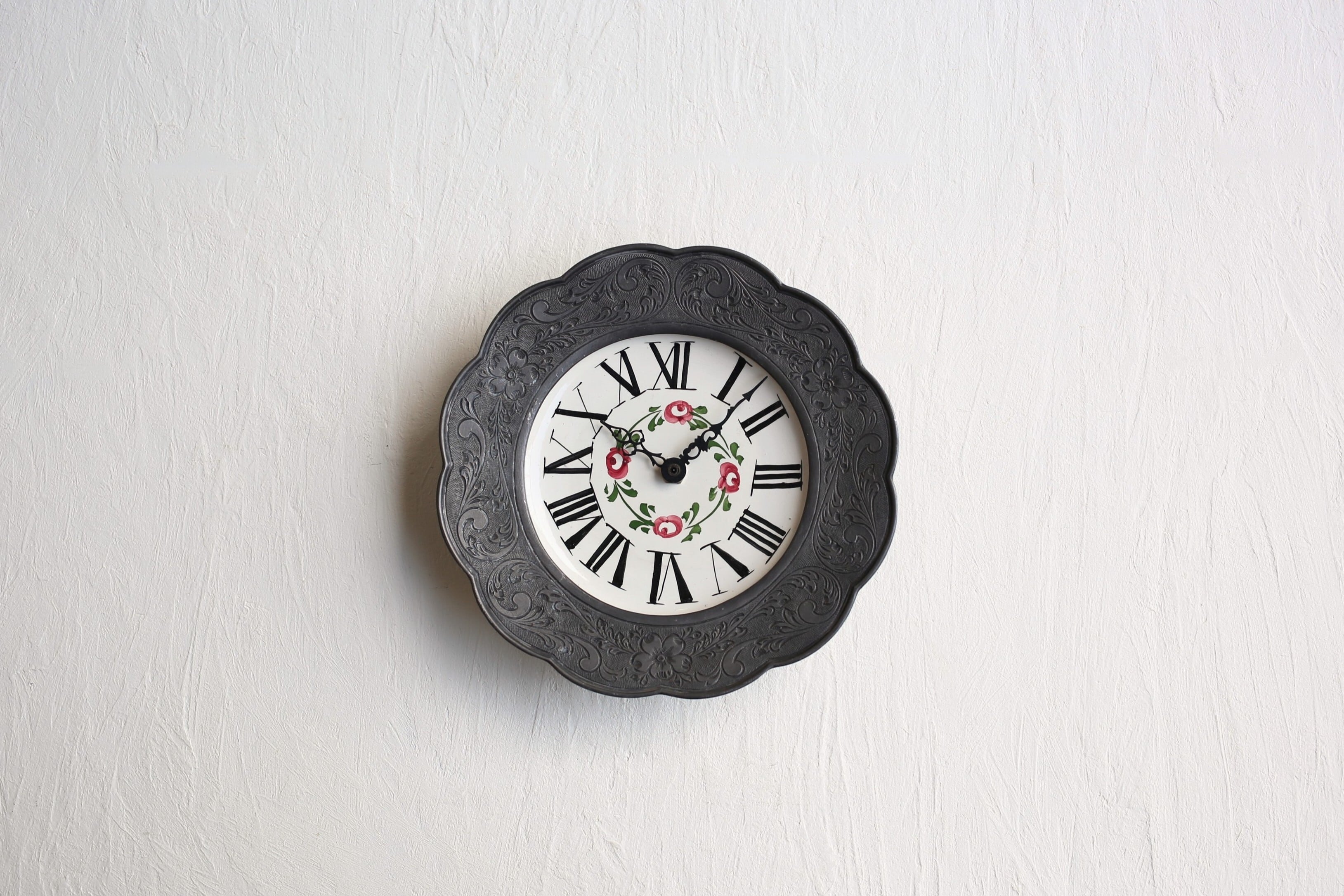 フランス アンティーク ヴィンテージ 掛時計 エタン×陶器 花柄(単3電池式クォーツ交換済)N-06564