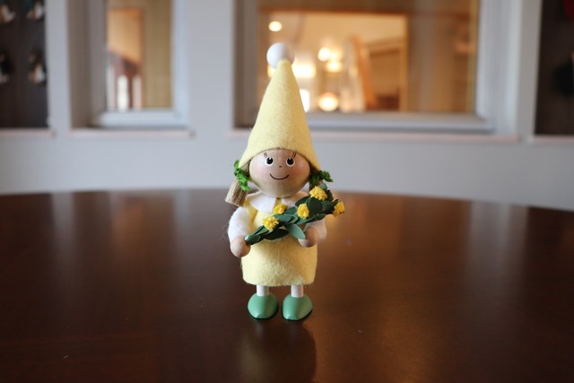 Nordika Nisse/ノルディカニッセ　ミモザを持った小さな女の子