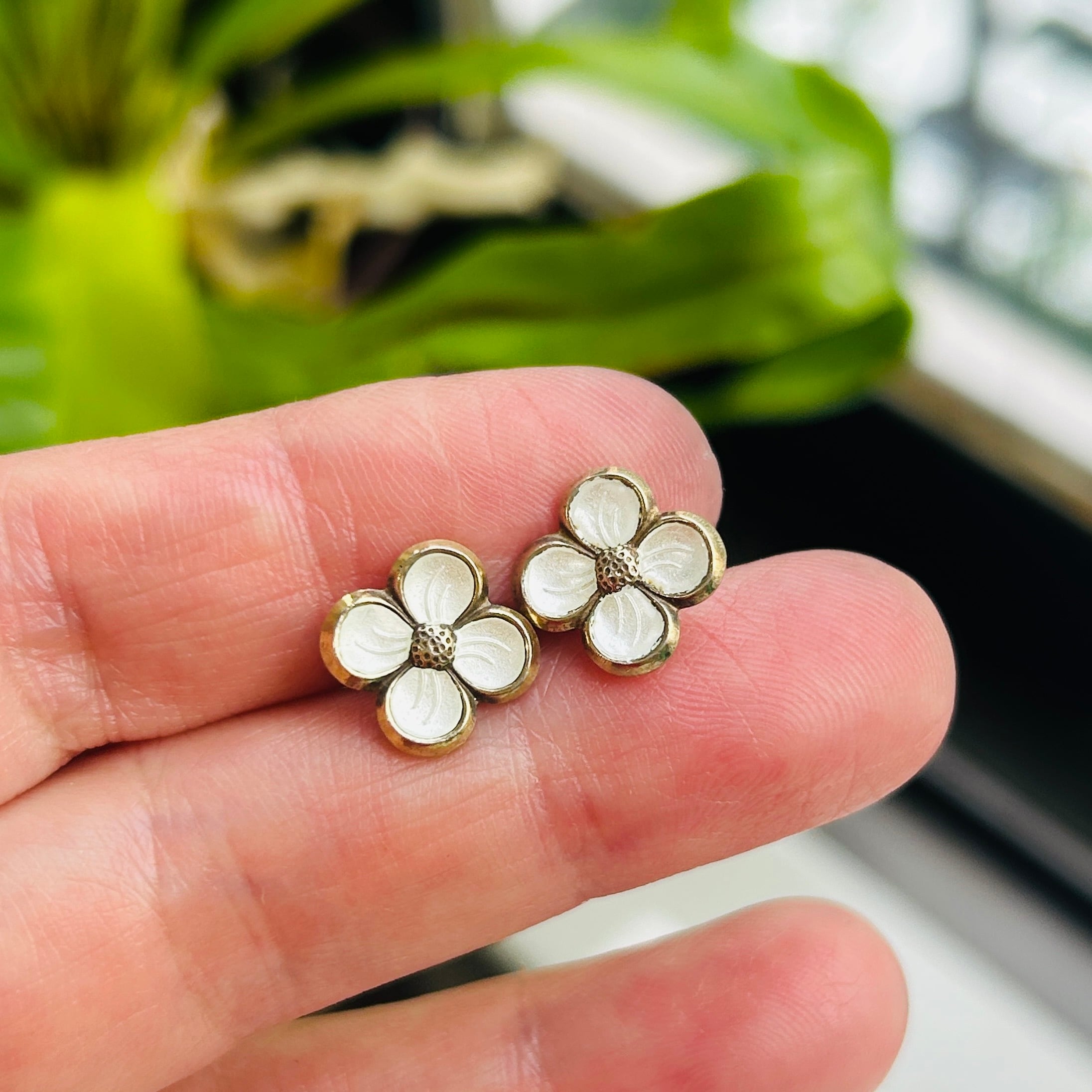 David-Andersen ホワイトエナメル花ピアス | Milo Antiques & Vintage