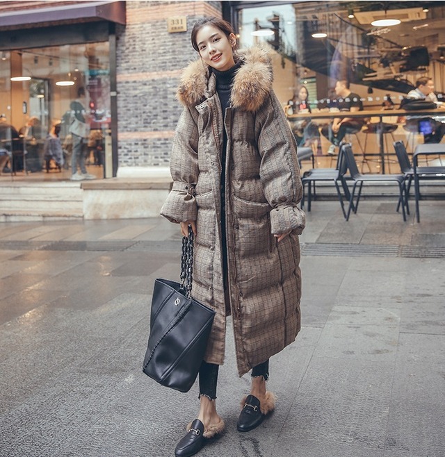 チェックコート ダウンコート ダウンジャケット 超ロングコート もこもこ アウター コート ジャケット レディース 秋 冬 10代 20代 30代 40代 チェック柄 ダウン おしゃれ きれいめ モコモコ コーデ 超ロング丈 ロング ファー付き ブラウン 格子縞 フード付き 個性的 パーカー フーディー 厚手 暖かい 防寒 ラグランスリーブ 中綿 ミディアム丈 大人カジュアル かっこいい クール レトロ 脚長 小顔 学生 通勤 通学 デート ＯＬ オフィス 韓国 人気 2019 新作 安い db0450