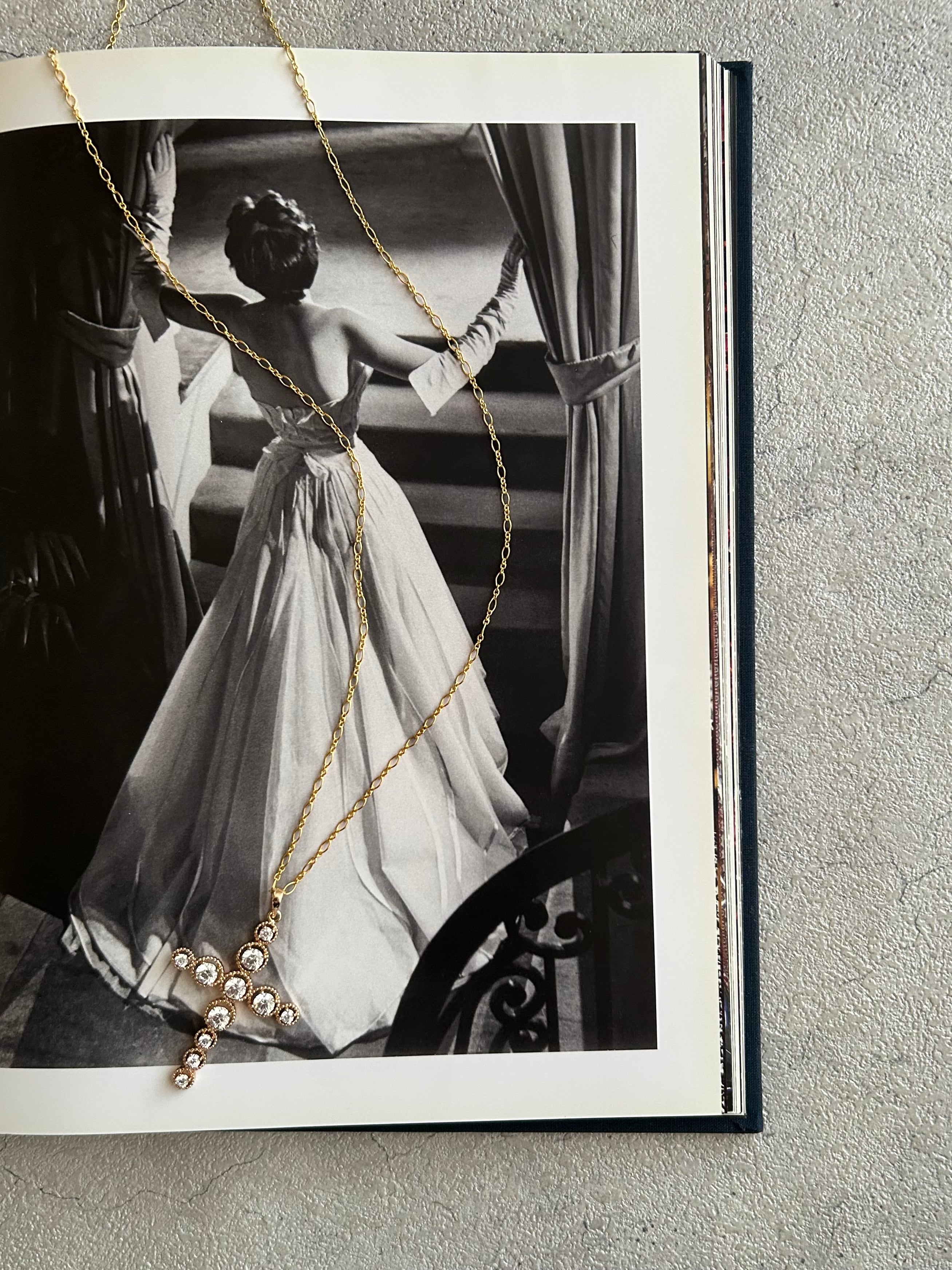 クロスロングネックレス | 上品なアクセサリー | こだわり素材・重ね