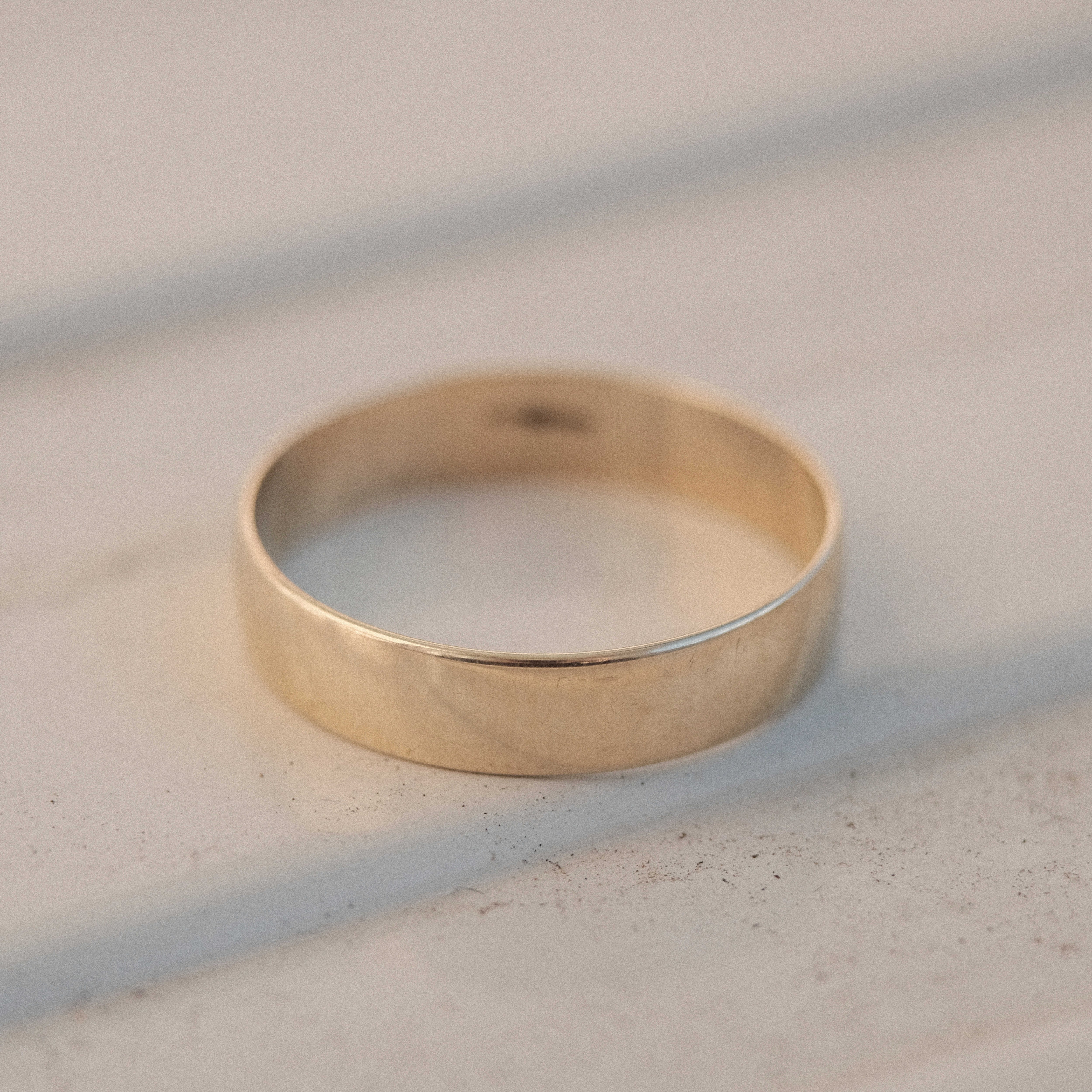 Vintage gold and onyx Playboy signet ring | H2 Vintage