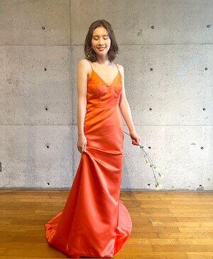 高品質！パーティードレス オレンジ Vネック キャミソール 背中見せ  
