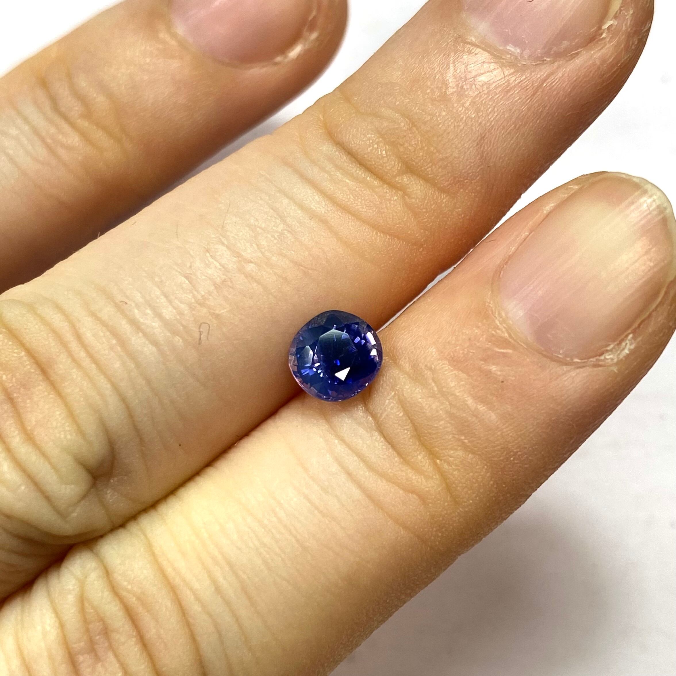 幻想的なシルキーブルーサファイア