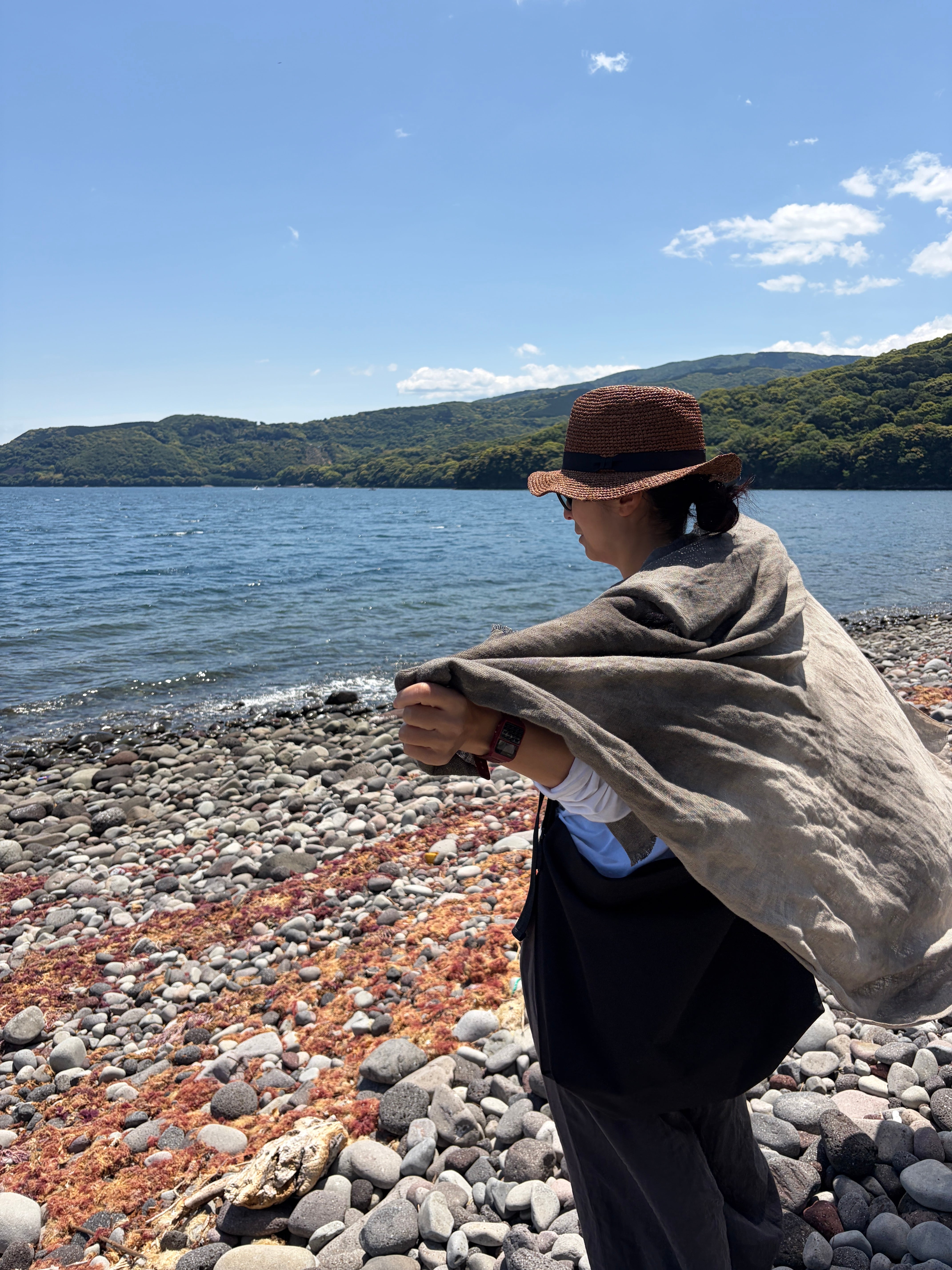 コピー："大地を纏うストール" 　麻の大判溶岩染め　(大山)      Stole Embracing the Earth – Linen Stole (Dyed with Volcanic soil from Mount DAISEN)