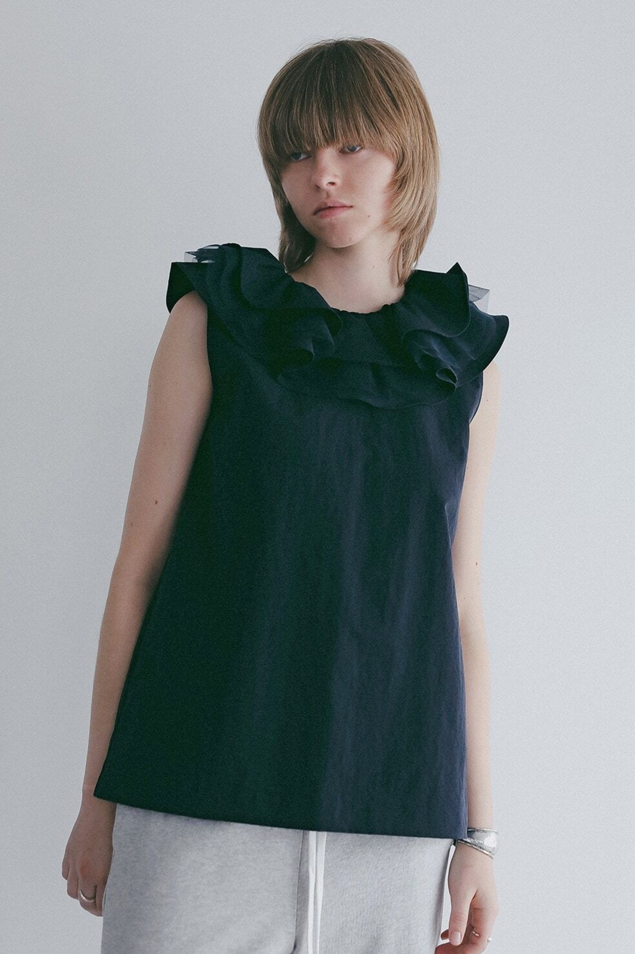 MANOF RUFFLE COLLAR BLOUSE 2色展開