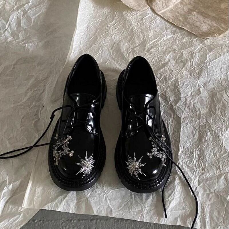 Round toe embroidered shoes