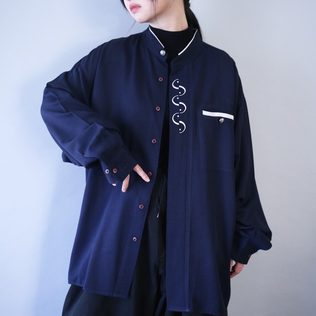 "刺繍" loose silhouette band-collar fry-front minimal mode shirt