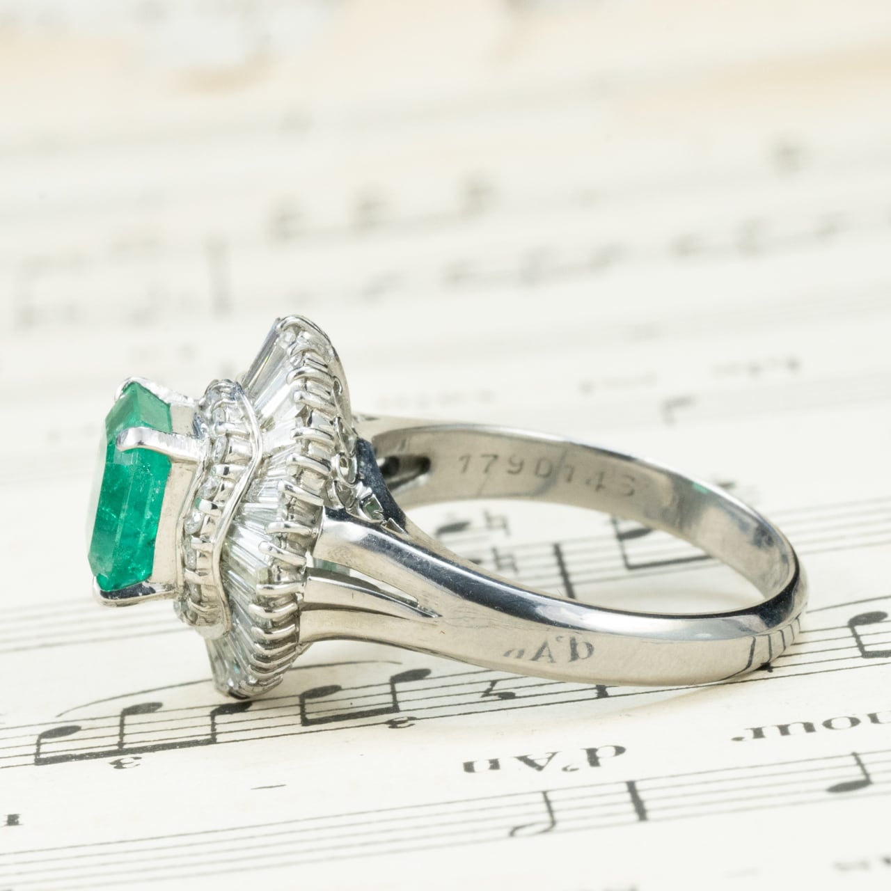 昭和ジュエリー エメラルド ダイヤモンド リング Pt900 1.79ct 1.4ct