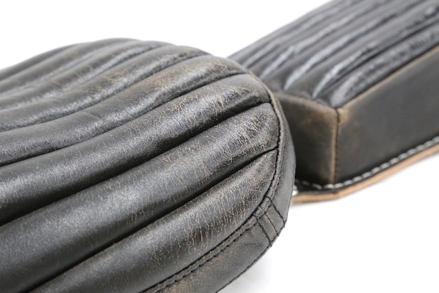 【抽選販売】クラックレザー : 60sトラディション ソロシート & ピリオンパッド セット ［縦タック&ロール］(CBW03)