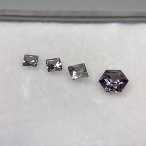 スピネルの彗星 グレー系 約1.9mm-3.4mm r-0236