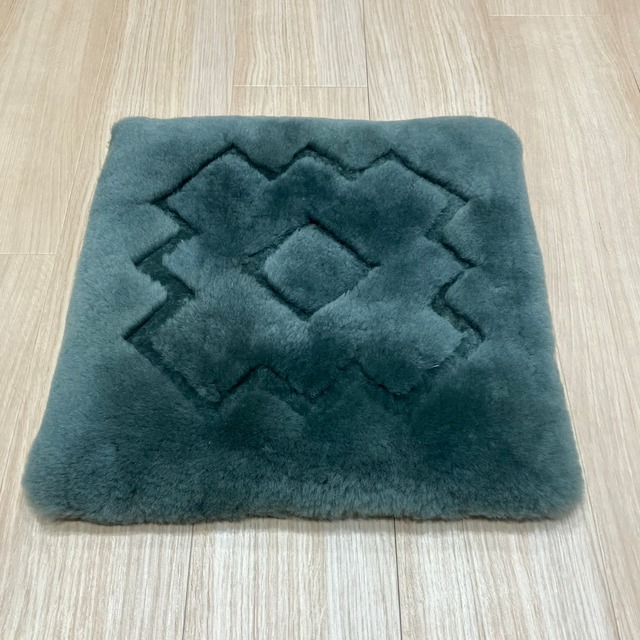 【OUTLET 廃番カラー在庫限り】ふんわりボリューム　幾何学模様ムートンクッション グリーン}