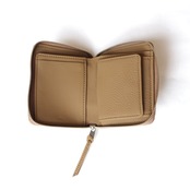 E R A. BUBBLE CALF ROUND PALM WALLET  L002