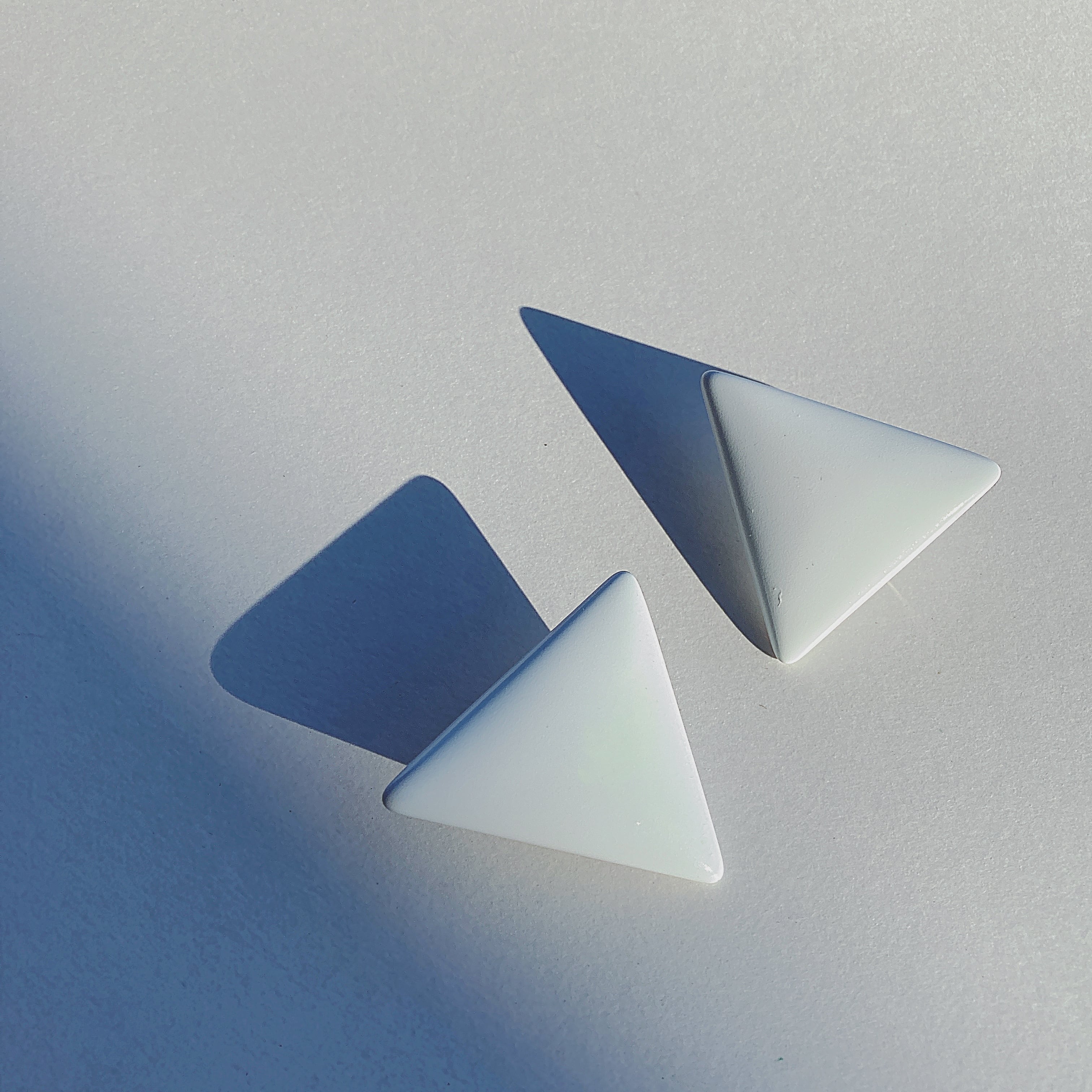 Vintage white plastic triangle earrings ヴィンテージ ホワイト