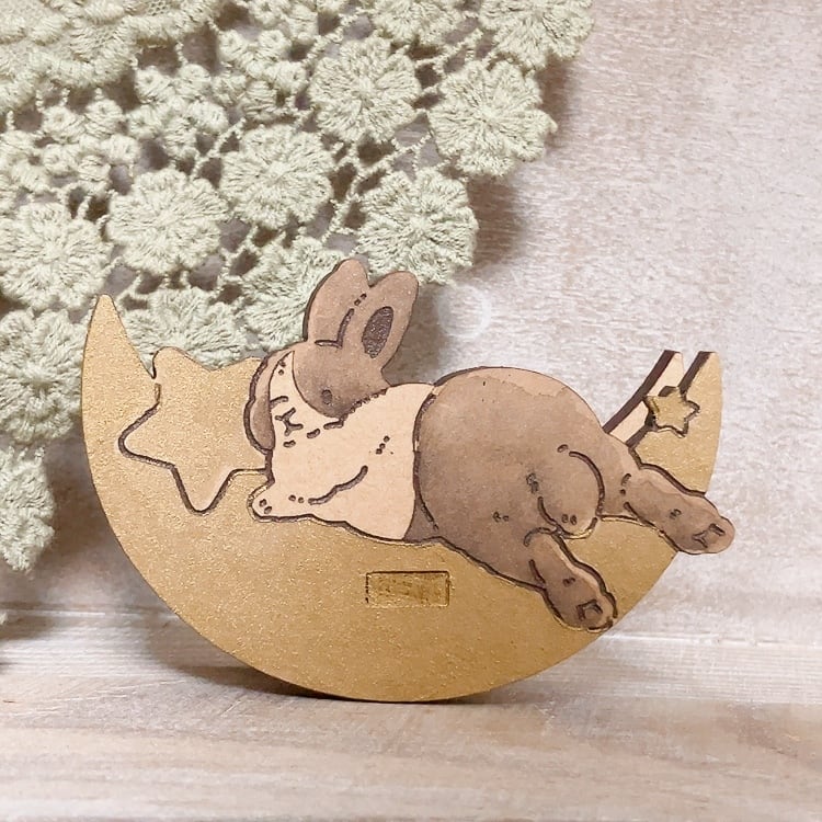 ゆらゆらする置物　月とダッチさん