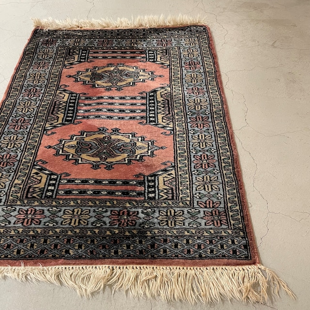 パキスタンrug/手織り(860㎜×650㎜フリンジ含まず50㎜×2)