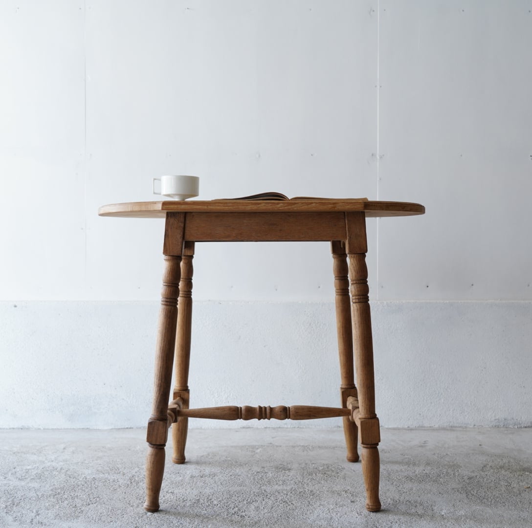 ろくろ脚のテーブル