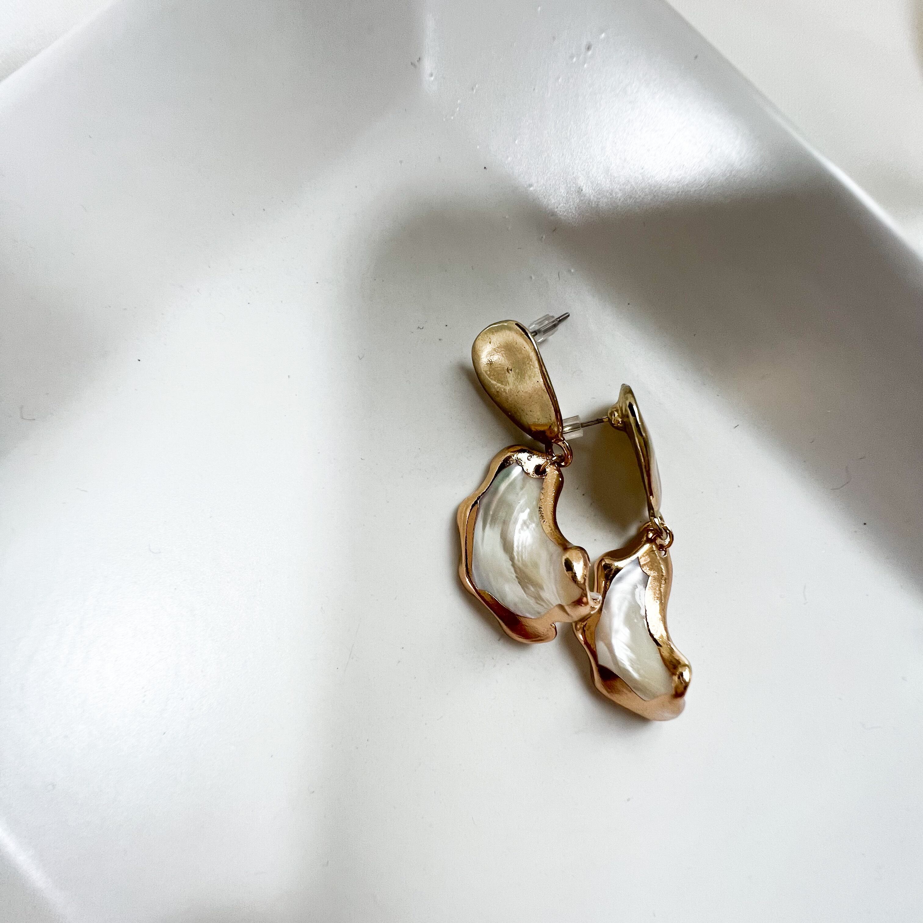 ゴールドの大ぶりシェルピアス | アクセサリーショップ ｢ナミナミ｣