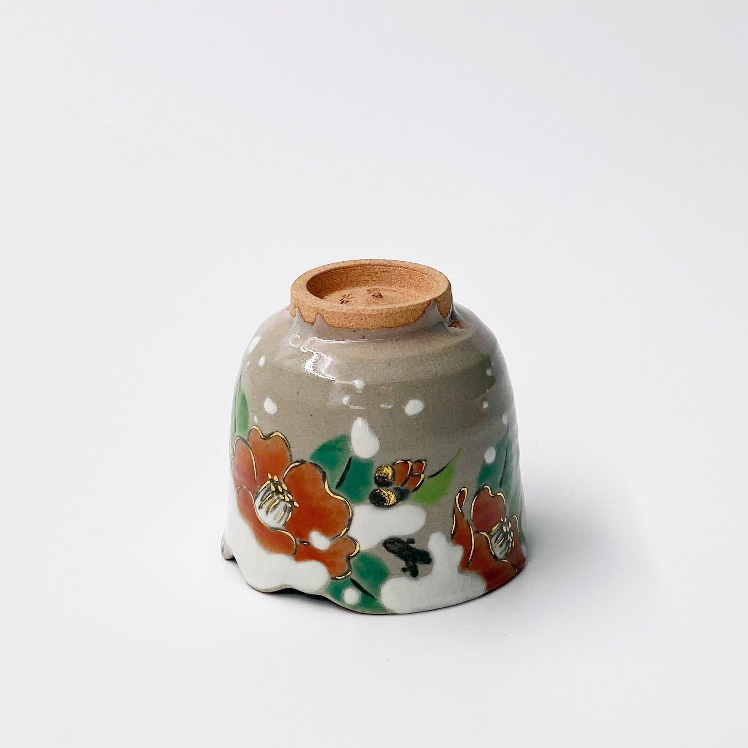 乾山写し雪椿さけ呑／Big sake cup,colored camellia blossoms on