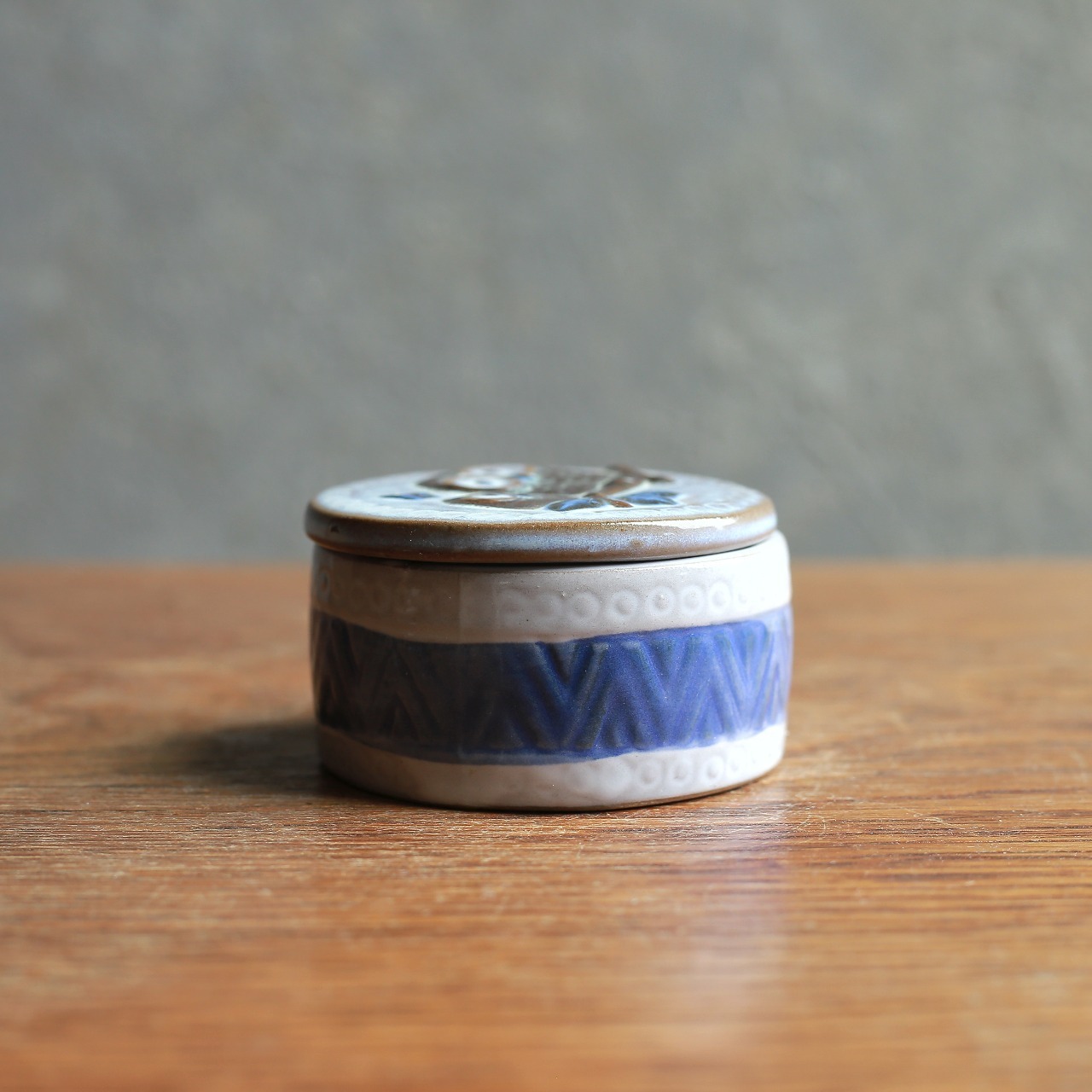 かわいい鳥が見つめる、陶器の小物入れ 1｜フクロウ 陶器 蓋付き小物入れ ふくろう 梟