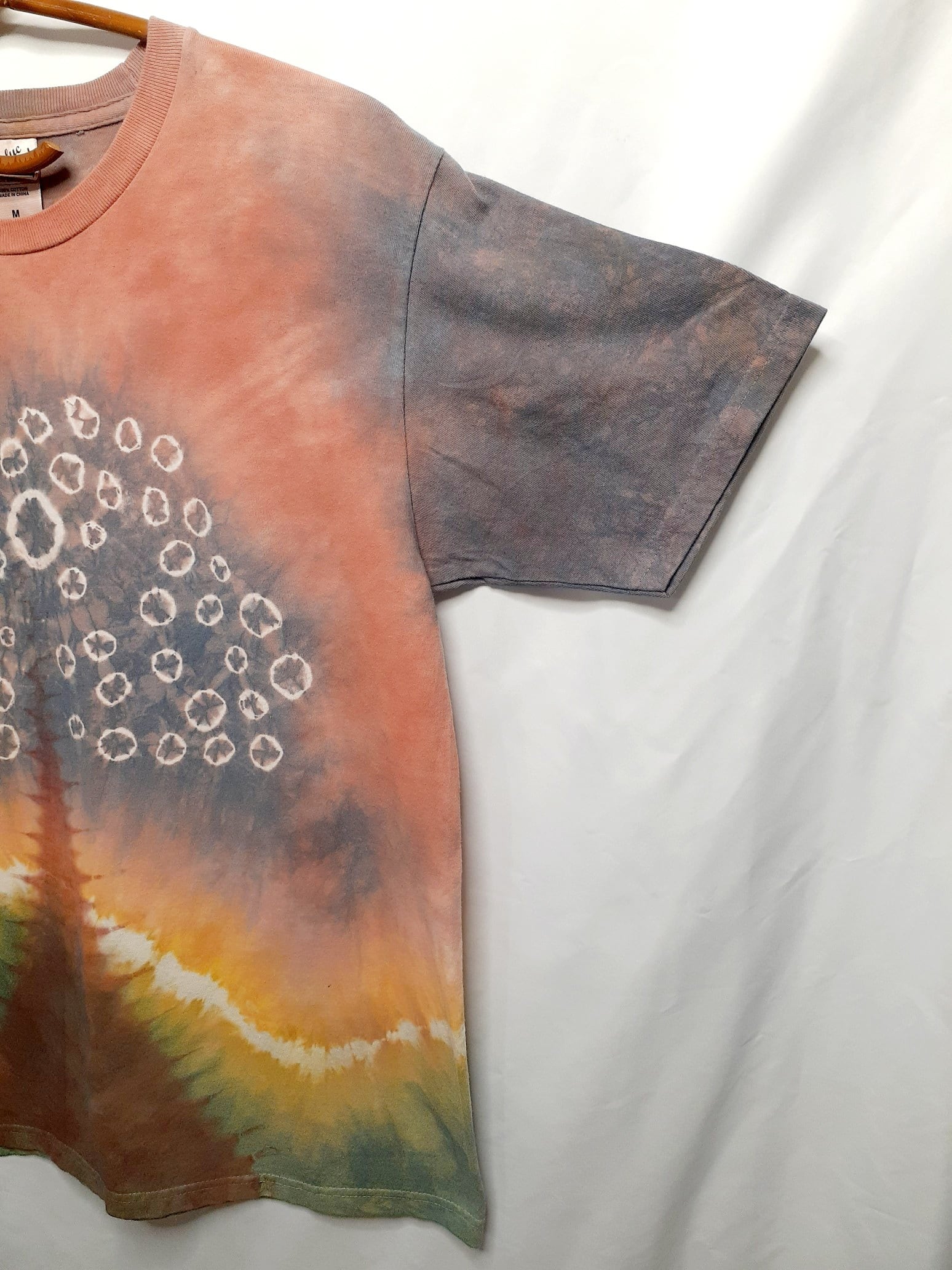 月と森の手染めのTシャツ(藍染・ベンガラ染め)