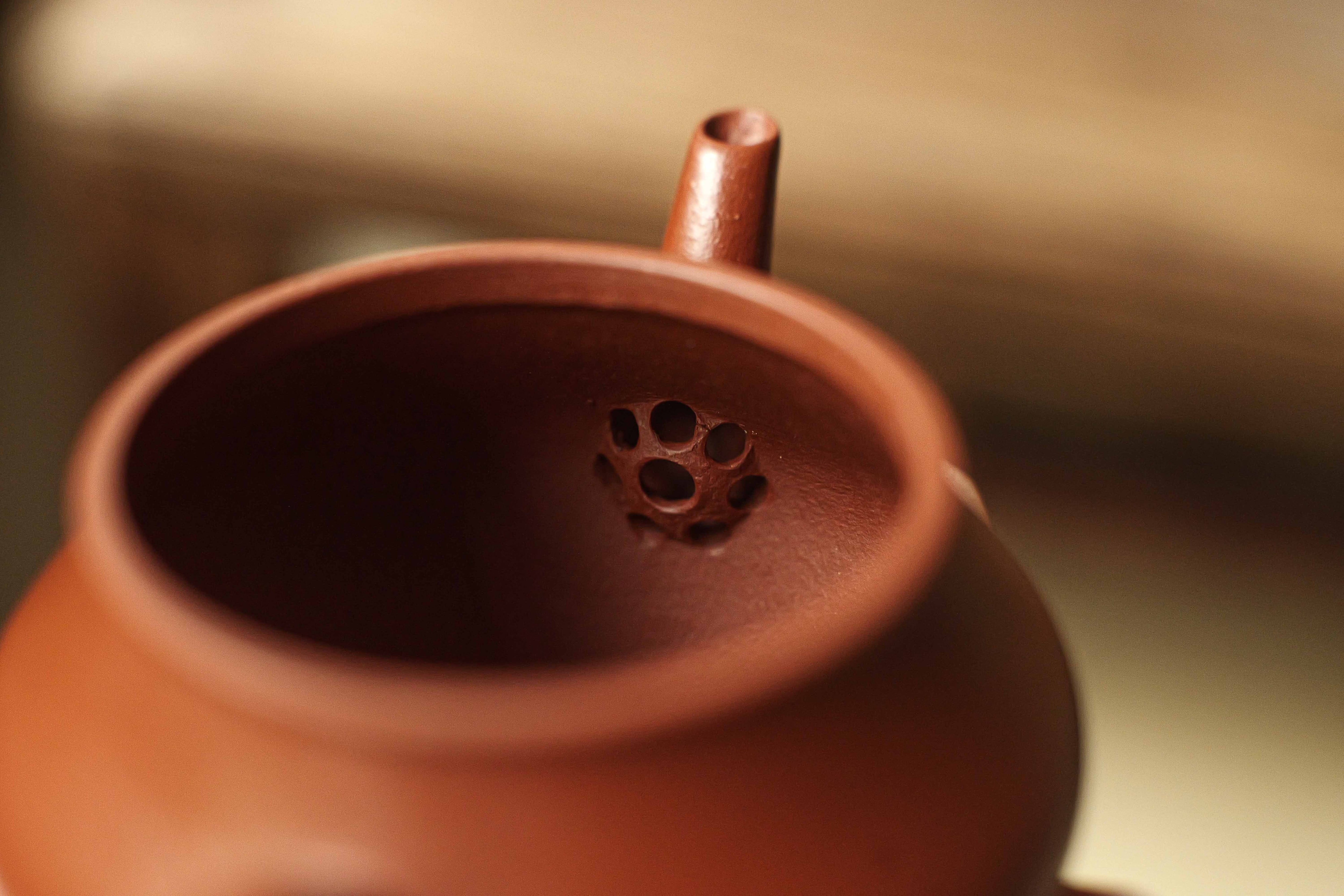 宜興紫砂壺「甕形」（満水約105cc・全手工）・老朱泥（奉燕綺