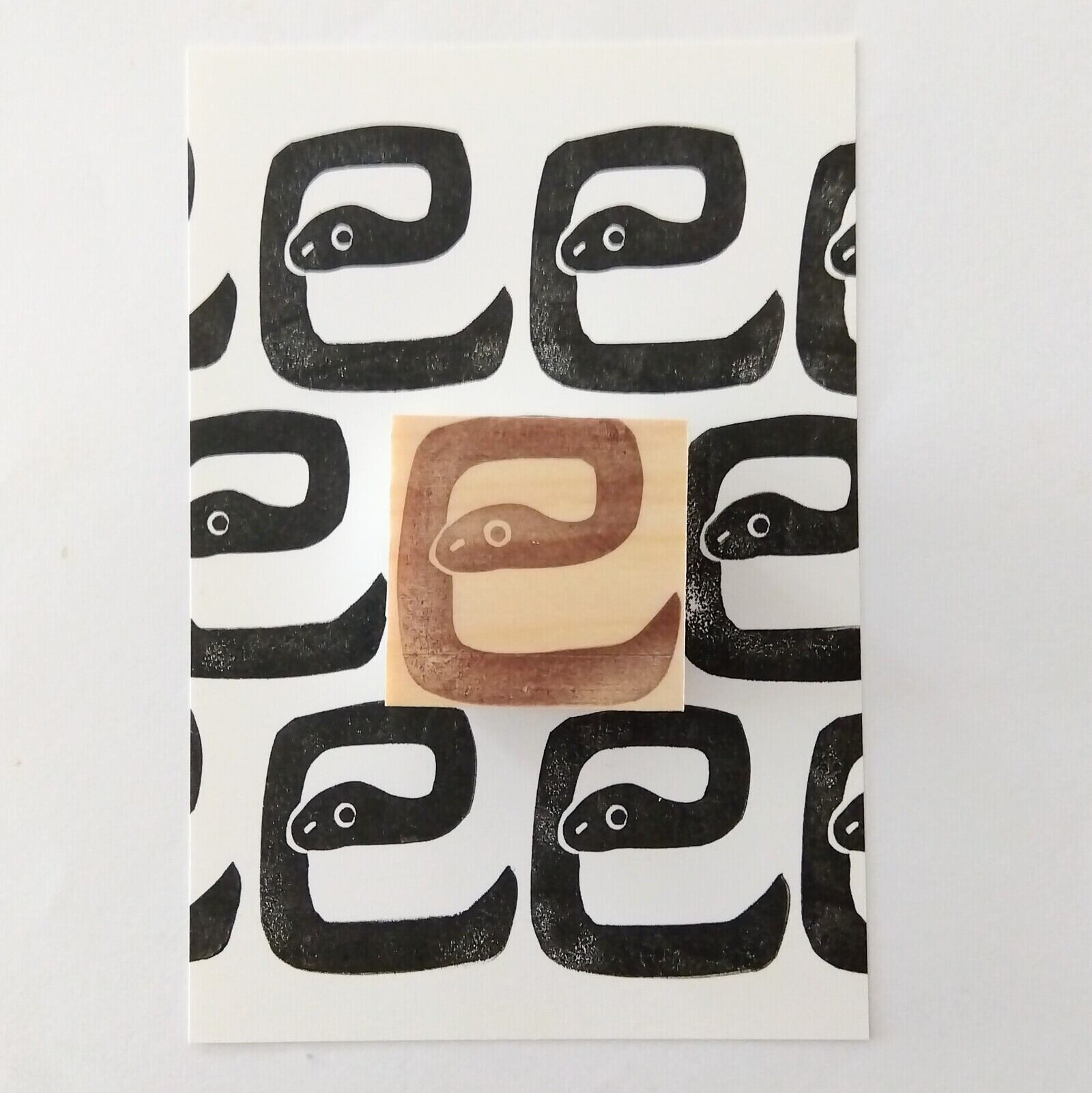 年賀状 2025 キュートなヘビちゃん(消しゴムはんこ) 年賀状 2025 キュートなヘビちゃん(消しゴムはんこ)