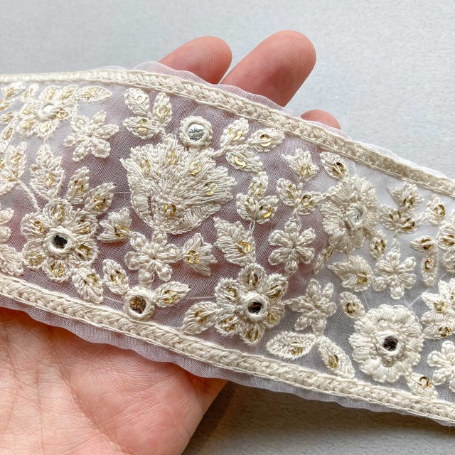 〈最終入荷〉いろいろ白花ミラー刺繍オーガンジーリボン（50cmカット）
