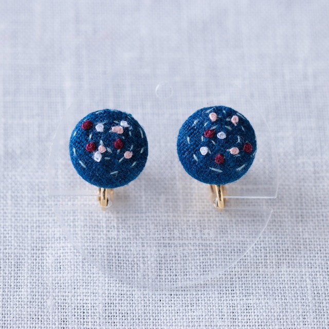 小さな刺繍のイヤリング「ちいさな宇宙・赤」
