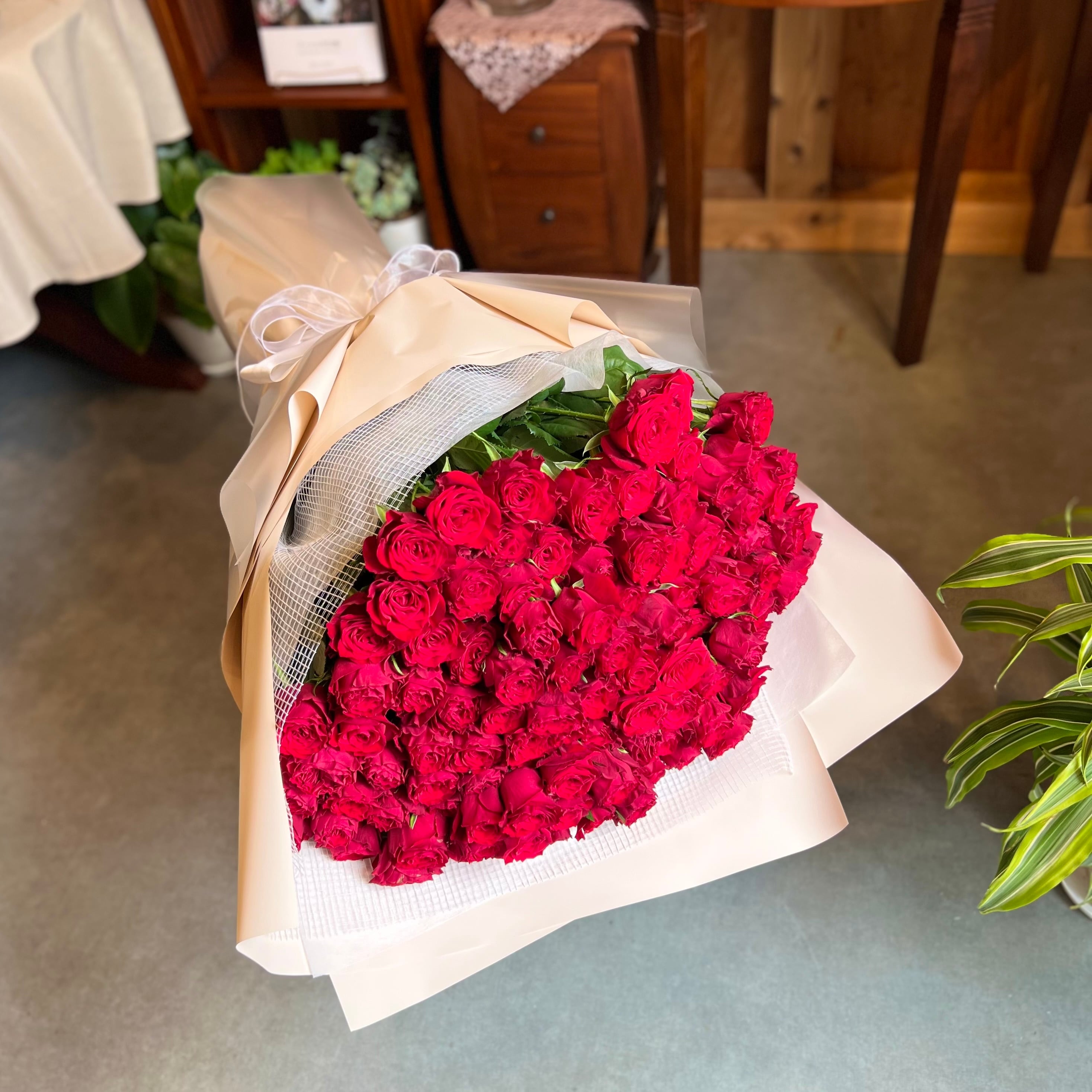 店舗受取り】スタンダード赤バラ100本の花束 ブーケ | くろさわ図鑑