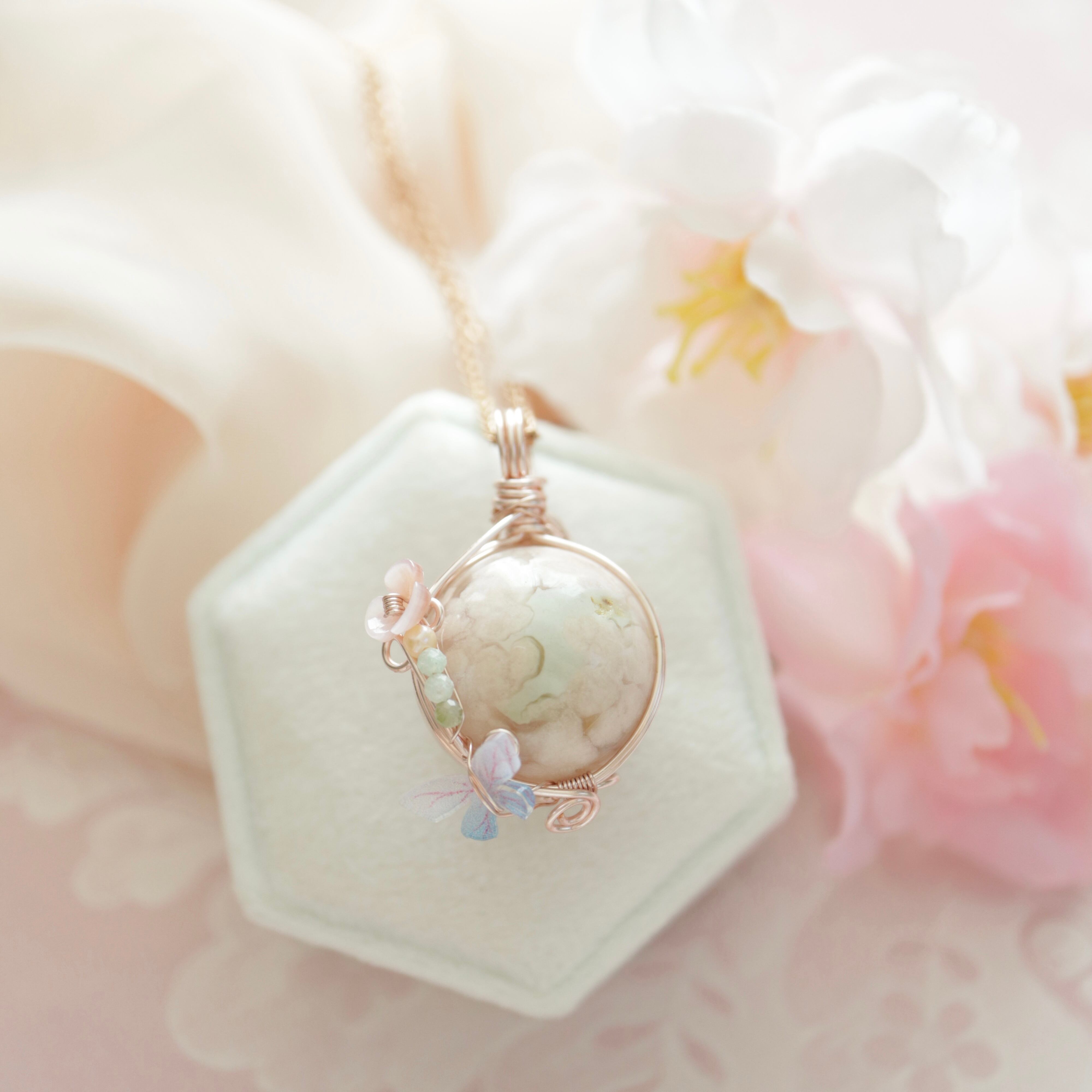 【1点もの】緑桜瑪瑙《春光に舞う蝶》|天然石ワイヤーラッピングペンダント