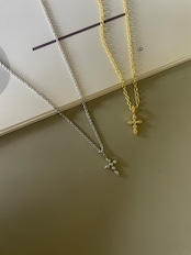 クリスタルクロスネックレス