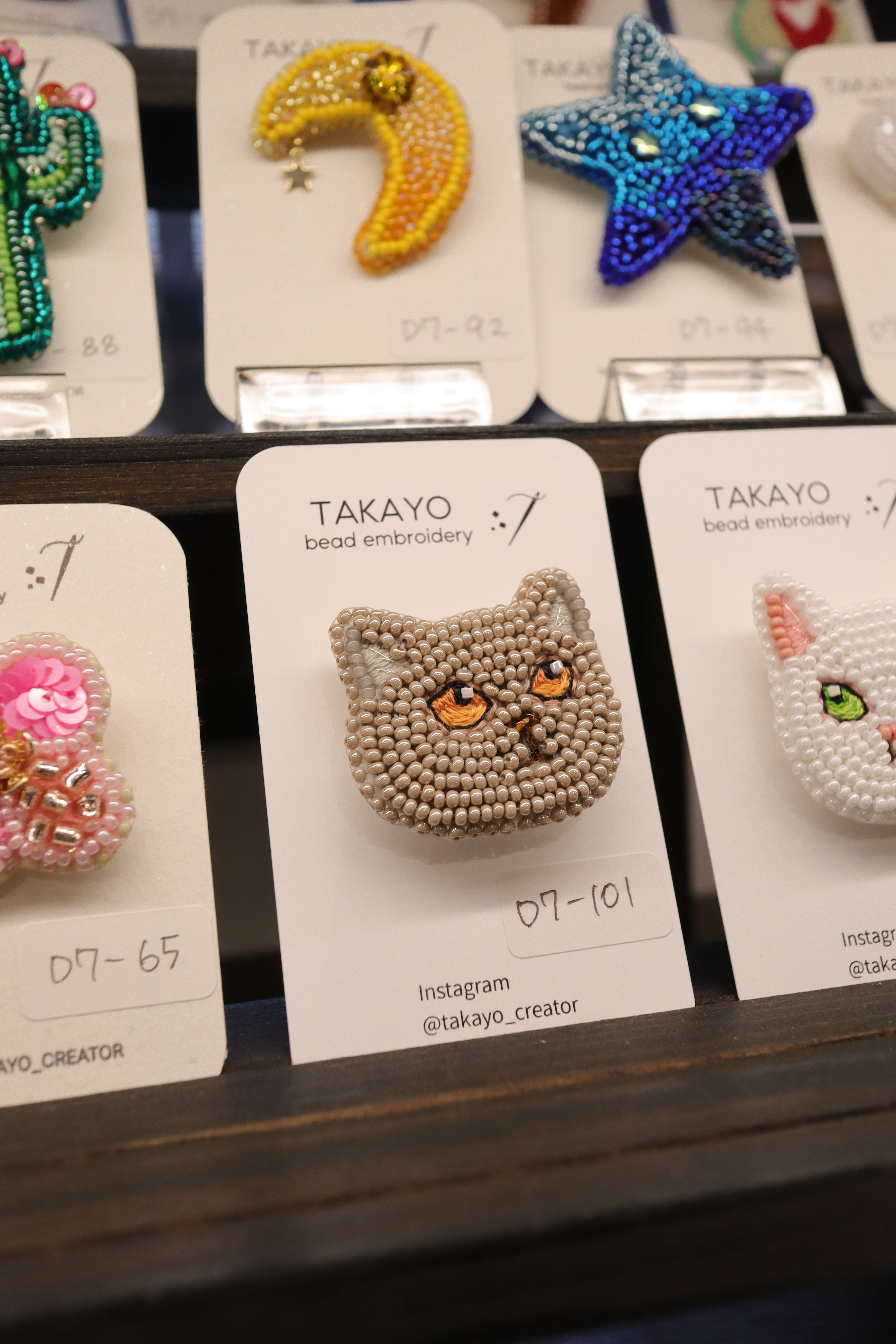 TAKAYO】グレーな猫さんのビーズ刺繍ブローチ D7-101 | 幸多箱 本店