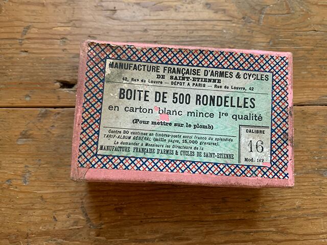 フランス語文字が入った可愛い紙の箱(赤)