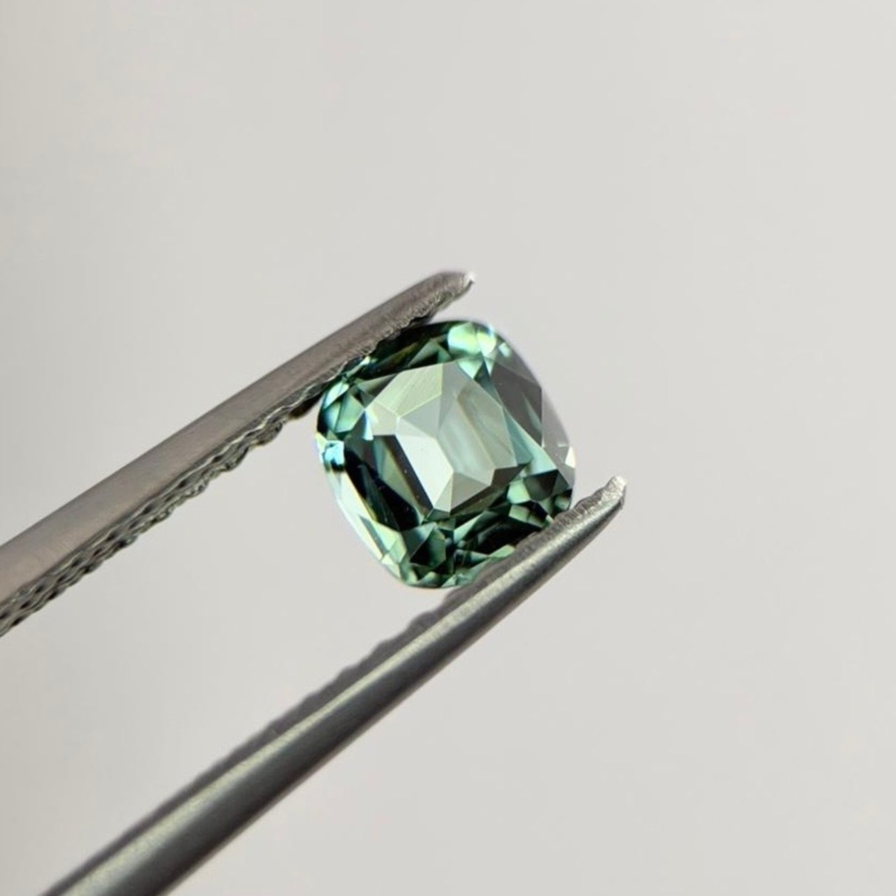 シーフォームトルマリン クッションカット 5.1x4.6mm, 0.48ct, アフガニスタン産